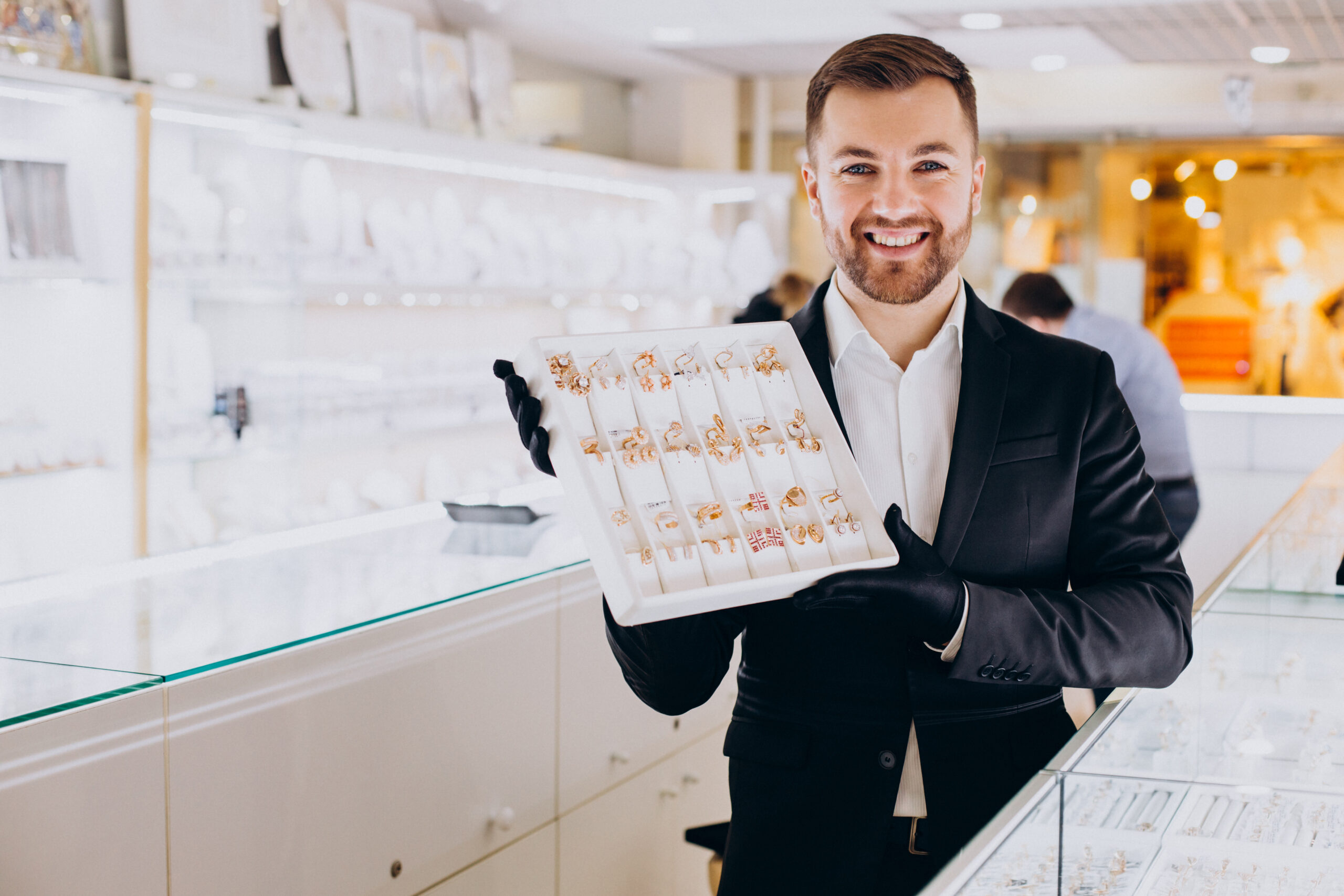 A friendly gold dealer showcases jewelry to help first-time buyers confidently buy gold in Vancouver and avoid common mistakes in their investment journey.